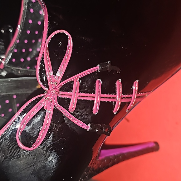 Betsey Johnson Black Patent Leather Pink Bows Spike High Heels Booties - Picture 5 of 5